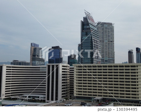 香港のオーシャンターミナルから九龍半島ビル群の空撮 130394495
