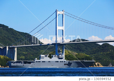 来島海峡を航行する海上自衛隊の護衛艦と来島海峡大橋 130394552