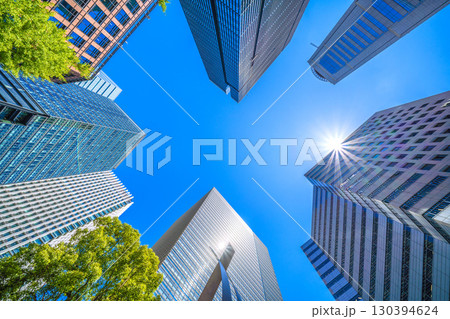 日本の東京都市景観9月2日。大手町のオフィス街。アーバンネット大手町ビルや大手町タワーなどを望む 日本の東京都市景観9月2日。大手町のオフィス街。アーバンネット大手町ビルや大手町タワーなどを望む 130394624