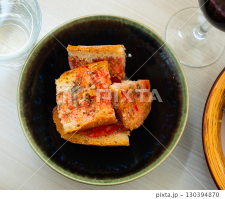 Pan Con tomate, bread with tomato and garlic. Typical of Catalonia 130394870