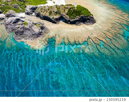 嘉比島のドローン撮影。白砂のビーチに観光客が上陸。 パラソルが立ち、ボート、サバニが停泊している。 130395219