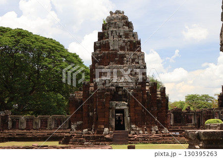 雲の多い青空と緑の大樹と大きな遺跡のあるタイのピマーイ歴史公園の風景 130395263
