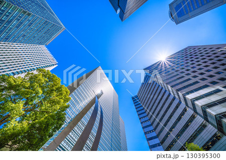 日本の東京都市景観9月2日。大手町のオフィス街。アーバンネット大手町ビルや大手町プレイスなどを望む 130395300