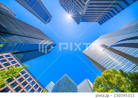 日本の東京都市景観9月2日。大手町のオフィス街。大手町タワーや大手町プレイスなどを望む 130395311