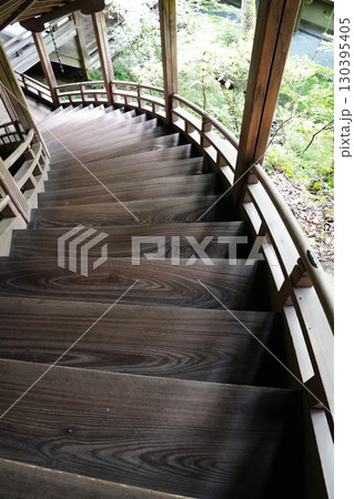 湾曲した木製の階段 130395405