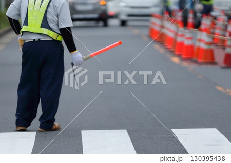 交通誘導員　イメージ 130395438