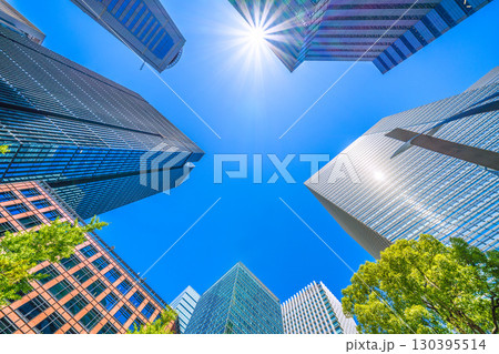 日本の東京都市景観9月2日。大手町のオフィス街。大手町タワーや大手町プレイスなどを望む 130395514