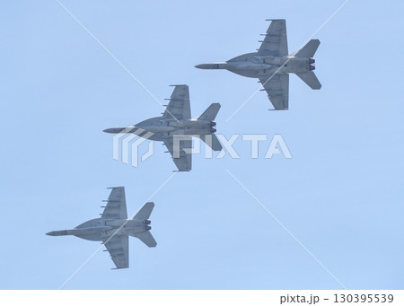 編隊飛行を行うアメリカ海軍のF/A-18 スーパーホーネット 130395539