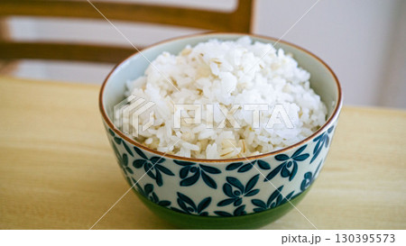 茶碗に盛られた麦ごはん - 健康的な麦飯のイメージ 130395573