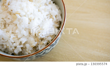 上から見た茶碗に盛られた麦ごはん- 健康的な麦飯のイメージ 上から見た茶碗に盛られた麦ごはん- 健康的な麦飯のイメージ 130395574
