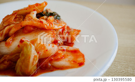 白菜キムチ - 韓国料理、発酵食品の伝統的な漬物 130395580