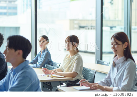 講義を受ける人達 講義を受ける人達 130395928
