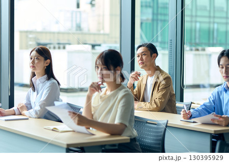 講義を受ける人達 130395929