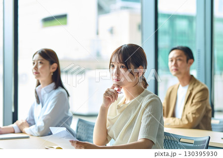 講義を受ける人達 130395930