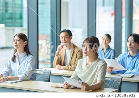 講義を受ける人達 130395932