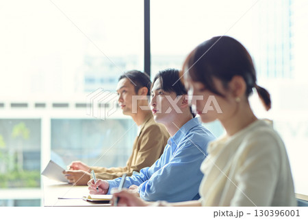 講義を受ける人達 130396001