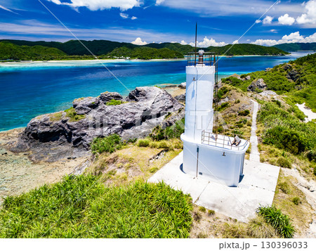 嘉比島のドローン撮影。岬の突端に白い灯台が立っている。沖縄県島尻郡慶良間諸島座間味島-2025/6 130396033