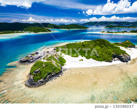 嘉比島のドローン撮影。岬の突端に白い灯台が立っている。沖縄県島尻郡慶良間諸島座間味島-2025/6 130396037