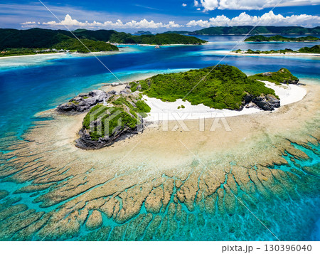 嘉比島のドローン撮影。岬の突端に白い灯台が立っている。沖縄県島尻郡慶良間諸島座間味島-2025/6 嘉比島のドローン撮影。岬の突端に白い灯台が立っている。沖縄県島尻郡慶良間諸島座間味島-2025/6 130396040
