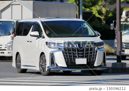 白い高級ミニバン　イメージ 130396212