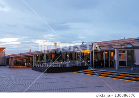 夕焼けの羽田空港のデッキ。 離発着する旅客機と夕暮れの東京の町並みが見える。2025 夕焼けの羽田空港のデッキ。 離発着する旅客機と夕暮れの東京の町並みが見える。2025 130396570