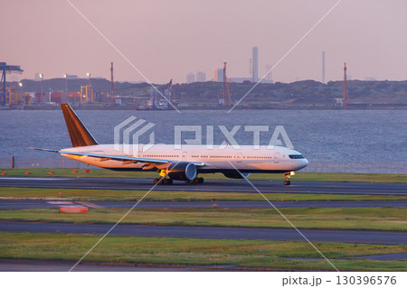 夕焼けの羽田空港のデッキ。 離発着する旅客機と夕暮れの東京の町並みが見える。2025 夕焼けの羽田空港のデッキ。 離発着する旅客機と夕暮れの東京の町並みが見える。2025 130396576