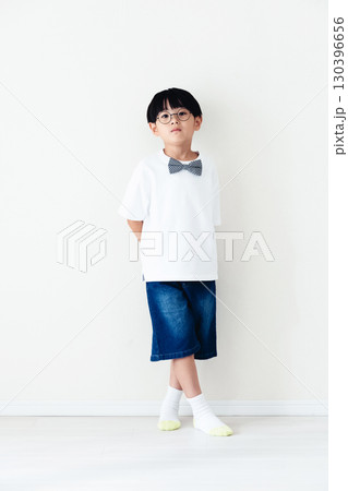 白い壁の前に立つ小学生の男の子 白い壁の前に立つ小学生の男の子 130396656