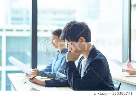 筆記試験を受ける男性 130396771