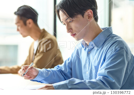 筆記試験を受ける男性 130396772
