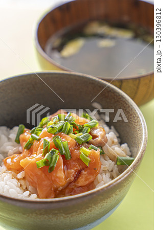 おいしいサーモン丼 130396812