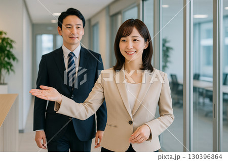 案内をする秘書 130396864