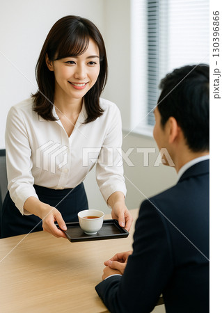お茶を出すOL 130396866