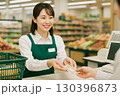 スーパーのレジ打ちをする女性 130396873