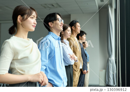 横並びの男女 横並びの男女 130396912