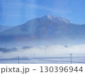 雪が積もって霧がかかった新潟の風景  01 130396944