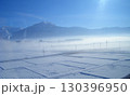 雪が積もって霧がかかった新潟の風景  05 130396950