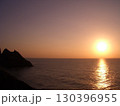 日本海に沈む夕日 130396955