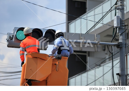 信号機のメンテナンス作業　イメージ 130397085