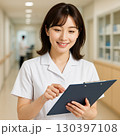 カルテを持つナース 130397108