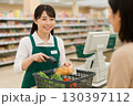 スーパーのレジ打ちをする女性 130397112