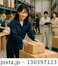 倉庫で作業する女性スタッフ 130397113