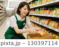 スーパーで商品を陳列する女性従業員 130397114