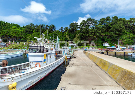 【青森県深浦町：岩崎漁港・沢辺地区】ひなびた漁村の風景 130397175