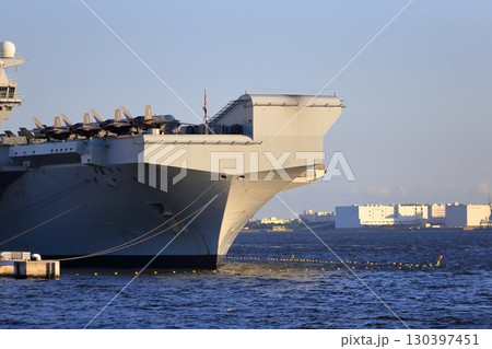 東京湾に停泊中のイギリス空母（プリンス・オブ・ウェールズ） 130397451