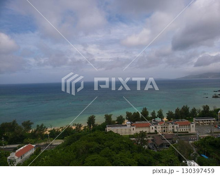 沖縄本島・恩納村名嘉真から望むエメラルドグリーンの海 130397459