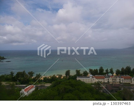 沖縄本島・恩納村名嘉真から望むエメラルドグリーンの海 130397463