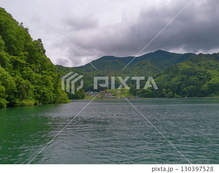 長野県・野尻湖と山並みの風景 130397528