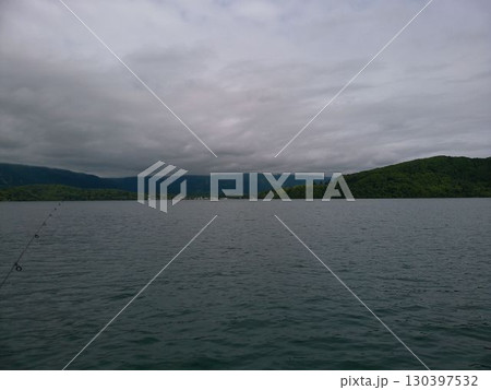 長野県・野尻湖と山並みの風景 130397532