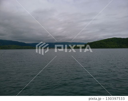 長野県・野尻湖と山並みの風景 130397533