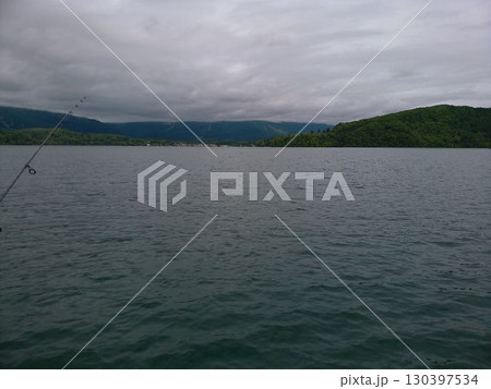 長野県・野尻湖と山並みの風景 130397534